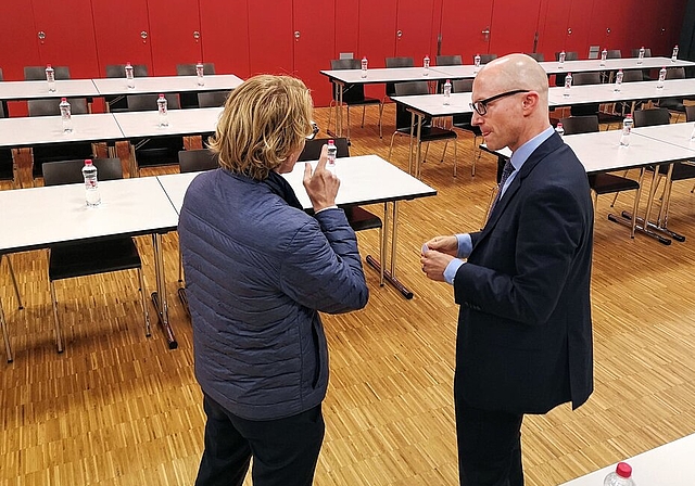 <em>«Bsuech im Einwohnerrat» war kein Publikumsrenner:</em> Philipp Anliker lässt sich vor der Sitzung als einziger Besucher von Stadtschreiber Christoph Hofstetter über die Mechanismen des Lenzburger Stadtparlaments orientieren. Foto: Fritz Thut