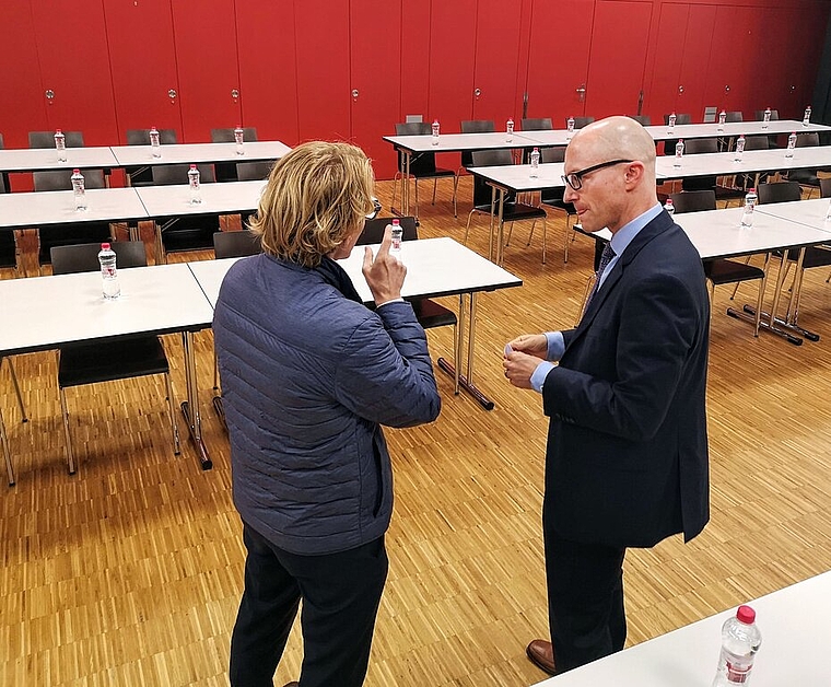 <em>«Bsuech im Einwohnerrat» war kein Publikumsrenner:</em> Philipp Anliker lässt sich vor der Sitzung als einziger Besucher von Stadtschreiber Christoph Hofstetter über die Mechanismen des Lenzburger Stadtparlaments orientieren. Foto: Fritz Thut
