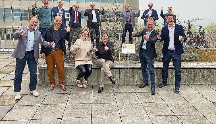 Freude über den Kategoriensieg: Die Verantwortlichen der Berufsschule Lenzburg mit dem Arbeitgeber-Award. Foto: zvg