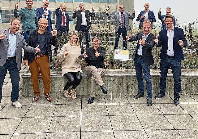 Freude über den Kategoriensieg: Die Verantwortlichen der Berufsschule Lenzburg mit dem Arbeitgeber-Award. Foto: zvg