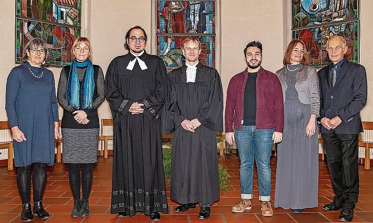 Das Meilensteinpuzzle ist mit der Amtseinsetzung von Pfarrer Stefan Huber und Pfarrer Jürg Steiner nun komplett: Rahel Vontobel, Franziska Suter, Stefan Huber, Jürg Steiner, Luca Villardita, Sarah Tschudi und Werner Setz freuen sich auf die Zusamme