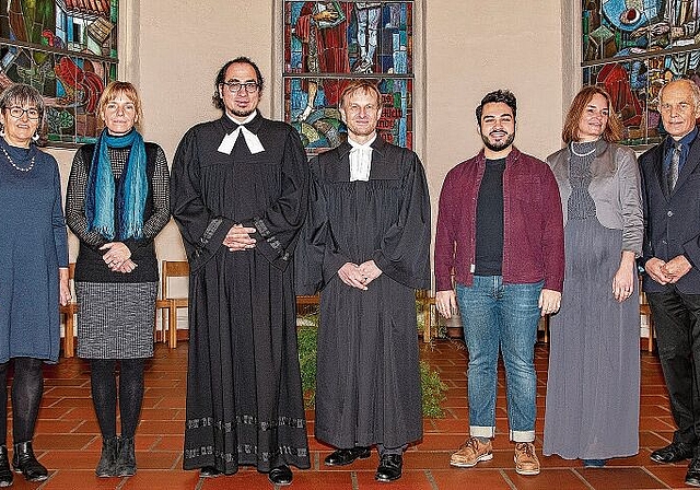 Das Meilensteinpuzzle ist mit der Amtseinsetzung von Pfarrer Stefan Huber und Pfarrer Jürg Steiner nun komplett: Rahel Vontobel, Franziska Suter, Stefan Huber, Jürg Steiner, Luca Villardita, Sarah Tschudi und Werner Setz freuen sich auf die Zusamme