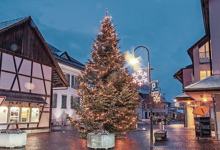 Bringt Licht in den Advent: Weihnachtsbaum auf dem Seoner Sternenplatz. Foto: Alfred Gassmann