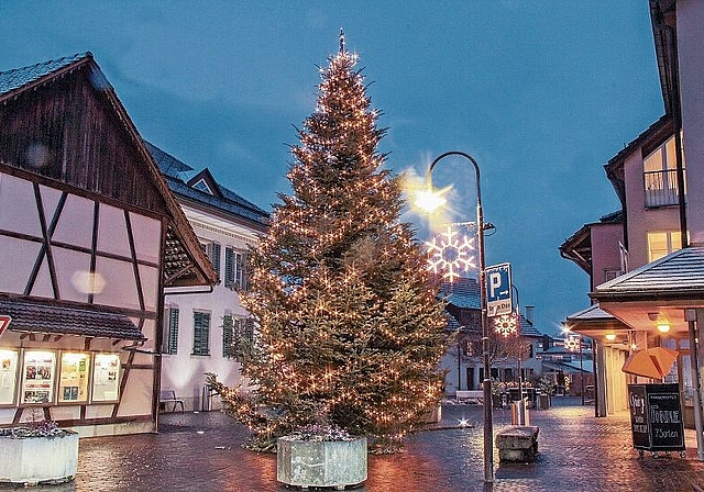 Bringt Licht in den Advent: Weihnachtsbaum auf dem Seoner Sternenplatz. Foto: Alfred Gassmann