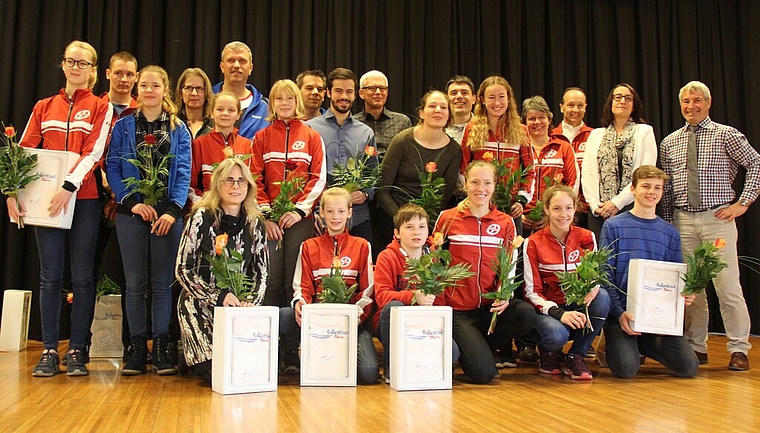 Seon als Sportlerhochburg: Alle Geehrten auf der Bühne zusammen mit Vizeammann Andrea Hollinger und Gemeindeammann Hans Peter Dössegger. Foto: Alfred Gassmann