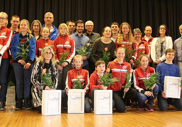 Seon als Sportlerhochburg: Alle Geehrten auf der Bühne zusammen mit Vizeammann Andrea Hollinger und Gemeindeammann Hans Peter Dössegger. Foto: Alfred Gassmann