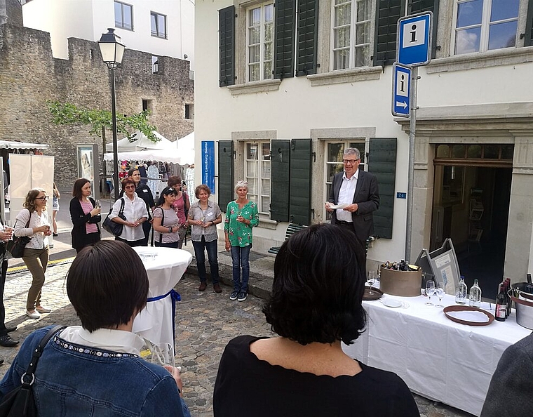 <em>10 Jahre Büro für Tourismus und Mobilität in Lenzburg:</em> Jubiläumsapéro mit Ansprache von Stadtammann Daniel Mosimann.Foto: Fritz Thut