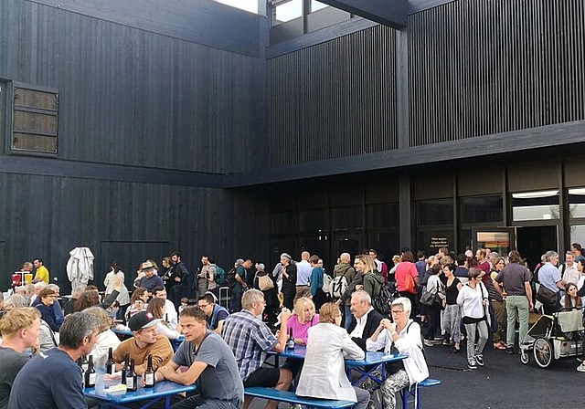 <em>Gwunder gestillt:</em> Besucher auf dem Vorplatz des Stapferhaus-Neubaus.Foto: Fritz Thut