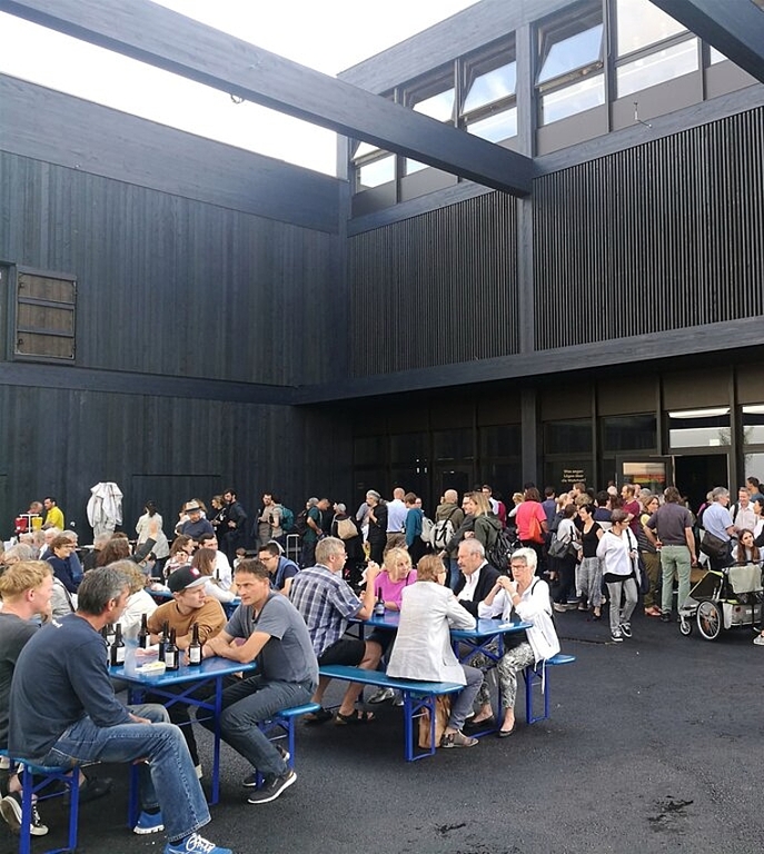 <em>Gwunder gestillt:</em> Besucher auf dem Vorplatz des Stapferhaus-Neubaus.Foto: Fritz Thut