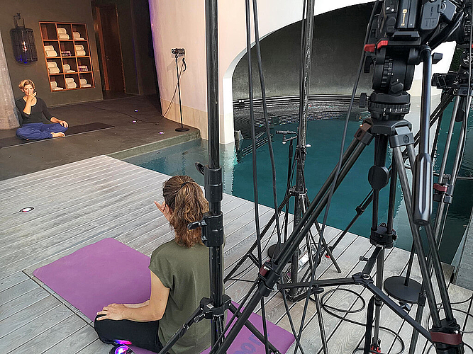 Vorturnerin: Yogalehrerin Lisa Stepf (links) während der Übertragung. Foto: Fritz Thut