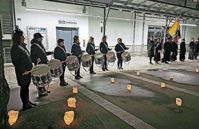 Stimmungsvoll: Donnerstägliches Eintrommeln auf dem Fahrwanger Bärenplatz. Foto: Fritz Thut
