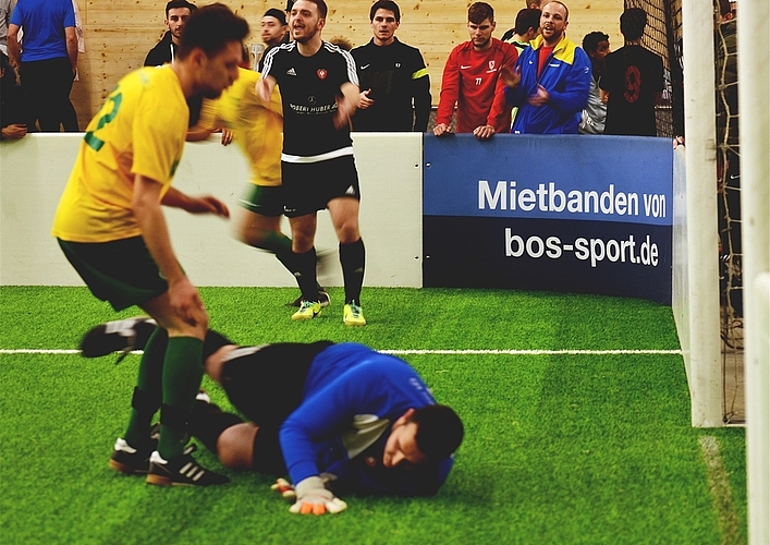 Wo ist der Ball: Die Abwehraktion des Liria-Torhüters ist misslungen. Wo ist der Ball: Die Abwehraktion des Liria-Torhüters ist misslungen.