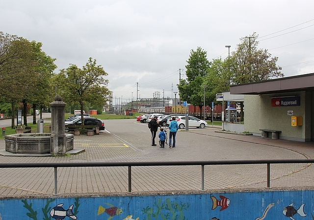 Umfeld des Bahnhofes: Potenzial für ein neues Dorfzentrum. Foto: Alfred Gassmann