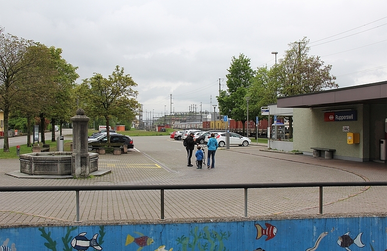 Umfeld des Bahnhofes: Potenzial für ein neues Dorfzentrum. Foto: Alfred Gassmann