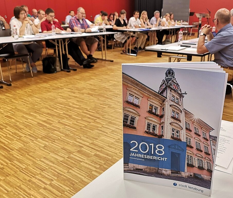 <em>Gab viel zu reden:</em> Der neu gestaltete «Jahresbericht 2018» der Einwohnergemeinde Lenzburg im Einwohnerrat. Foto: Fritz Thut