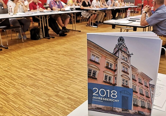 <em>Gab viel zu reden:</em> Der neu gestaltete «Jahresbericht 2018» der Einwohnergemeinde Lenzburg im Einwohnerrat. Foto: Fritz Thut