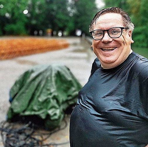 Premiere im Regen: Produktionsleiter Markus Müller musste das Publikum heimschicken. Foto: Fritz Thut
