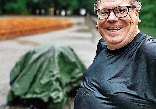 Premiere im Regen: Produktionsleiter Markus Müller musste das Publikum heimschicken. Foto: Fritz Thut
