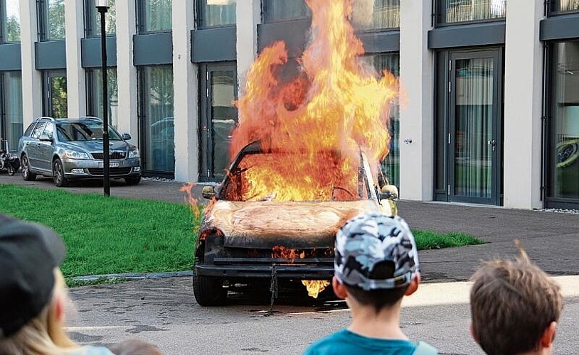 Fahrzeugbrand: Die Atemschutzgruppe konnte den Brand schnell löschen. Foto: Romi Schmid