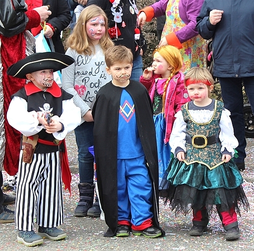 Fasnacht Sarmenstorf: Keiner zu klein, ein echter Fasnächtler zu sein – etwa als Pirat oder als Prinzessin. Fotos: Alexander Studer