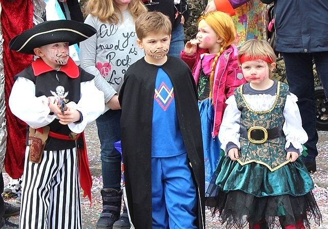 Fasnacht Sarmenstorf: Keiner zu klein, ein echter Fasnächtler zu sein – etwa als Pirat oder als Prinzessin. Fotos: Alexander Studer