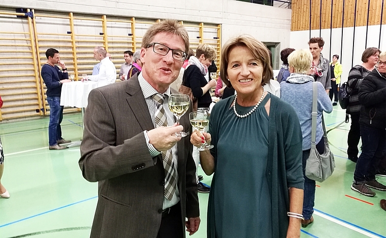 Dankten den Mitbürgern für ihren Einsatz für die Allgemeinheit: Sarmenstorfs Gemeindeammann Bruno Winkler und Referentin Renate Gautschy stossen am Behörden- und Kommissionsapéro an.Foto: Fritz Thut
