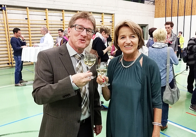 Dankten den Mitbürgern für ihren Einsatz für die Allgemeinheit: Sarmenstorfs Gemeindeammann Bruno Winkler und Referentin Renate Gautschy stossen am Behörden- und Kommissionsapéro an.Foto: Fritz Thut