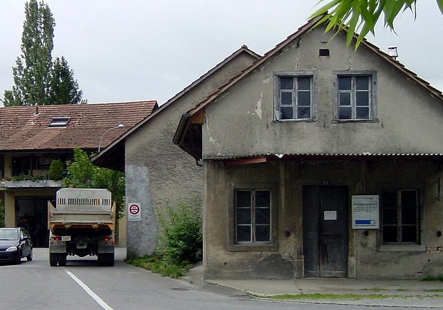 <em>Nicht mehr sehr ansehnlich:</em> Der Gemeinderat Boniswil will die Alte Schmiede an der Seengerstrasse erhalten. Foto: Fritz Thut