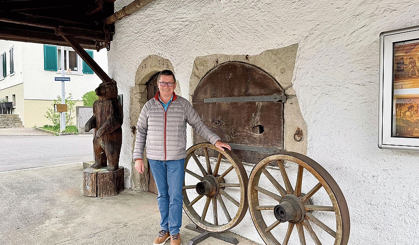 Vereinspräsident Jörg Bruder-Berli vor der Alten Schmitte.Foto: Verena Schmidtke