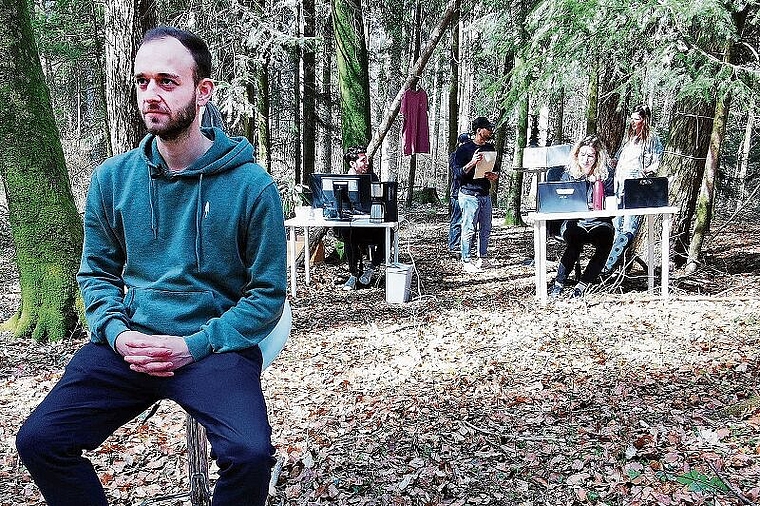 Büroarbeit im Wald an der frischen Luft: Nikin-Co-Gründer Nicholas Hänny erläutert für ein Video die Vorteile des Forest-Office. Foto: Fritz Thut