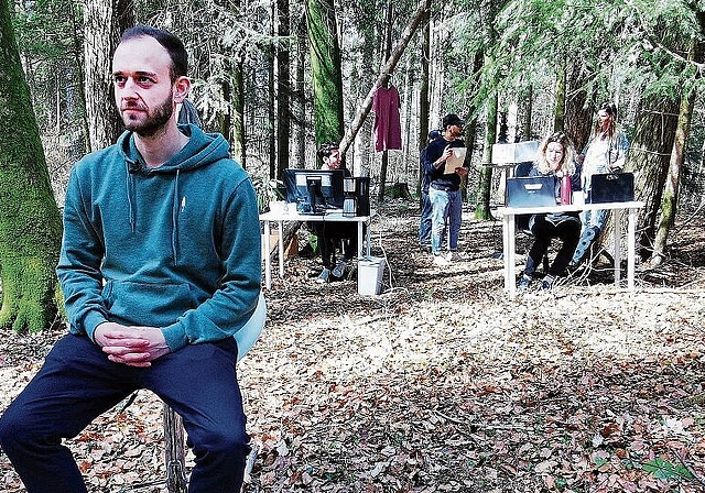 Büroarbeit im Wald an der frischen Luft: Nikin-Co-Gründer Nicholas Hänny erläutert für ein Video die Vorteile des Forest-Office. Foto: Fritz Thut