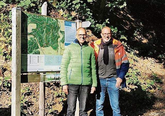 Route angepasst: Horst Sager (Aargauer Wanderwege) und Tiefbauchef Christian Brenner beim Fünfweiher-Wegweiser. Foto: Fritz Thut