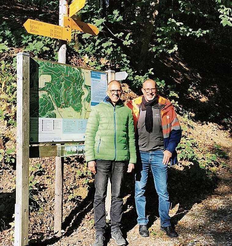 Route angepasst: Horst Sager (Aargauer Wanderwege) und Tiefbauchef Christian Brenner beim Fünfweiher-Wegweiser. Foto: Fritz Thut