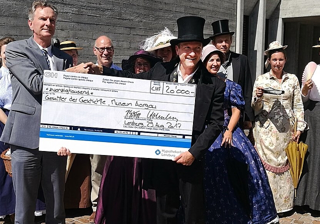 Zustupf für das Projekt Industriepfad am Aabach: «Hypi»-Geschäftsleitungmitglied Rolf Bohnenblust übergibt dem historisch kostümierten Museum-Aargau-Direktor Marco Castellaneta einen Check über 20000 Franken. Foto: Fritz Thut