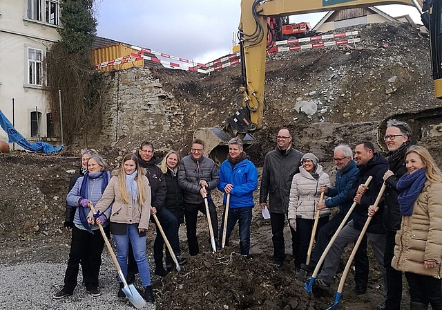 Symbolischer Start: Bauherren-Vertreter und Wohnungskäufer beim Spatenstich zur Überbauung «am Badweg» in Seengen. Foto: Fritz Thut
