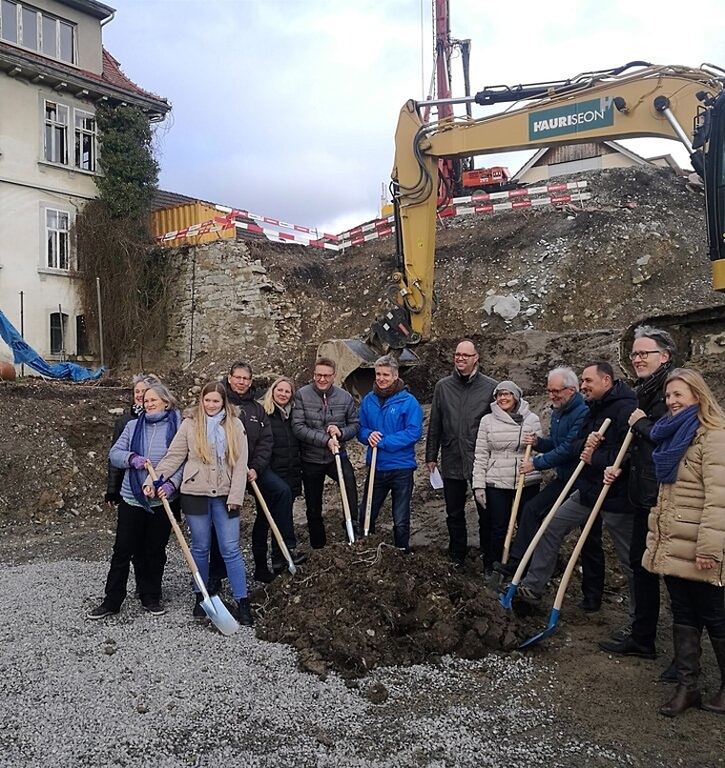 Symbolischer Start: Bauherren-Vertreter und Wohnungskäufer beim Spatenstich zur Überbauung «am Badweg» in Seengen. Foto: Fritz Thut