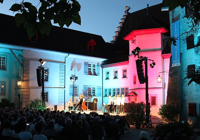 <em>Inspirierende Stimmung:</em> Konzert im Schlosshof während der Lenzburgiade. Foto: zvg