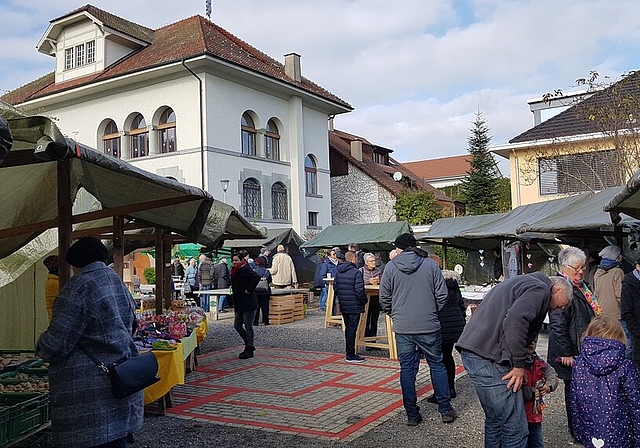 <em>Zahlreiche Besucher im zweiten Jahr:</em> Der Dorfmärt Birrwil auf dem Platz vor dem Gemeindehaus. Foto: zvg