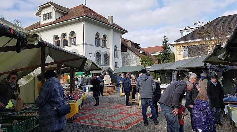 <em>Zahlreiche Besucher im zweiten Jahr:</em> Der Dorfmärt Birrwil auf dem Platz vor dem Gemeindehaus. Foto: zvg