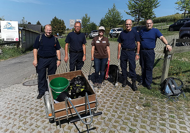 Bereit zum Ausrücken: Mitglieder der Regionalpolizei Lenzburg flankieren die Hallwilersee-Ranger-Chefin Murièle Jonglez. Foto: Fritz Thut
