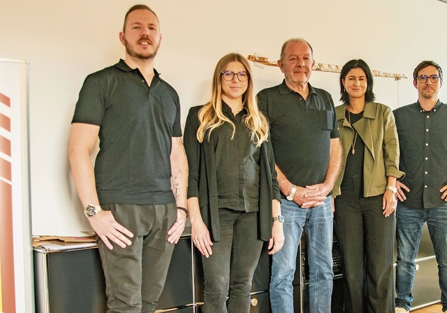 Gemeinsam die Zukunft sichern: Thomas und Sandra Fischer, Peter Fischer sowie Nora El Kamel und Robert Kocher.Foto: Peter Winkelmann