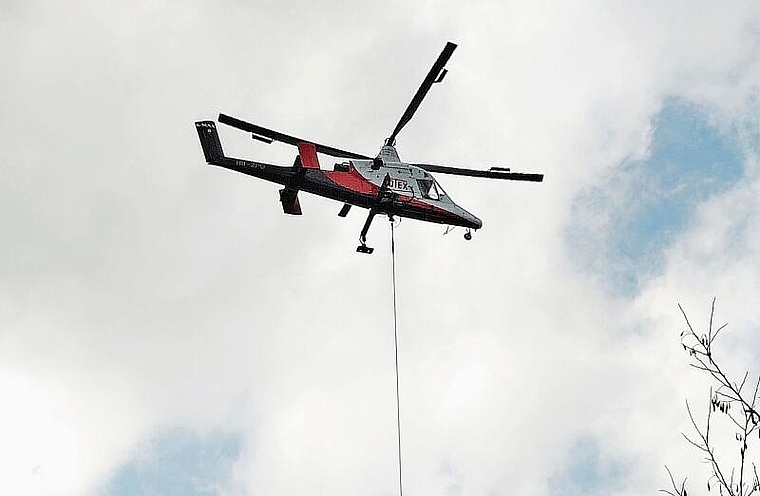 Spektakulärer Einsatz: Ein Helikopter transportierte am Freitag mehrere Bäume aus einem Innenhof in Wildegg ab. Foto: zvg