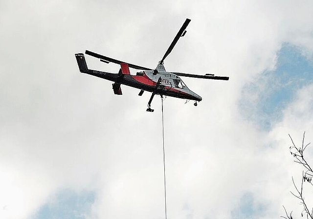 Spektakulärer Einsatz: Ein Helikopter transportierte am Freitag mehrere Bäume aus einem Innenhof in Wildegg ab. Foto: zvg