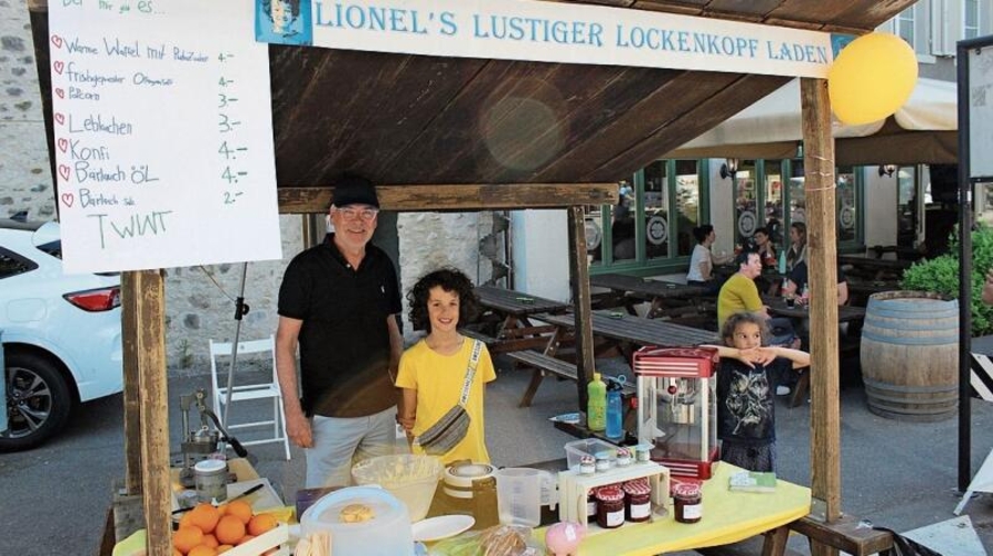 Der neunjährige Lionel rockte seinen Stand zusammen mit dem Grossvater.Foto: Debora Hugentobler