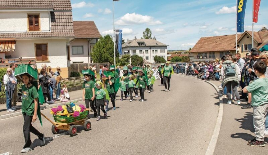 Spielsachen zügeln: Die Drachenkinder begleiteten die Chindsgikinder zum neuen Gebäude. Foto: pwi