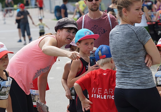 <em>«Dort müssen wir hin!»</em> Vor dem Familienlauf wurde der Streckenverlauf diskutiert.