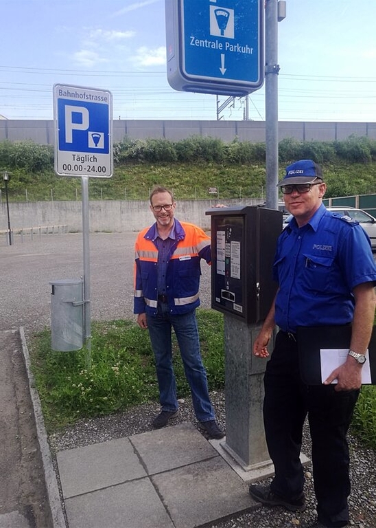 <em>Zufrieden über 50 zusätzliche Parkplätze:</em> Tiefbauchef Christian Brenner und Regionalpolizist Markus Basler. Foto: Fritz Thut
