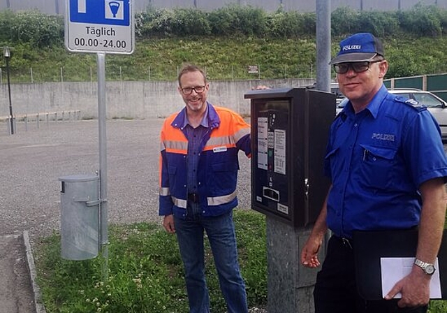 <em>Zufrieden über 50 zusätzliche Parkplätze:</em> Tiefbauchef Christian Brenner und Regionalpolizist Markus Basler. Foto: Fritz Thut
