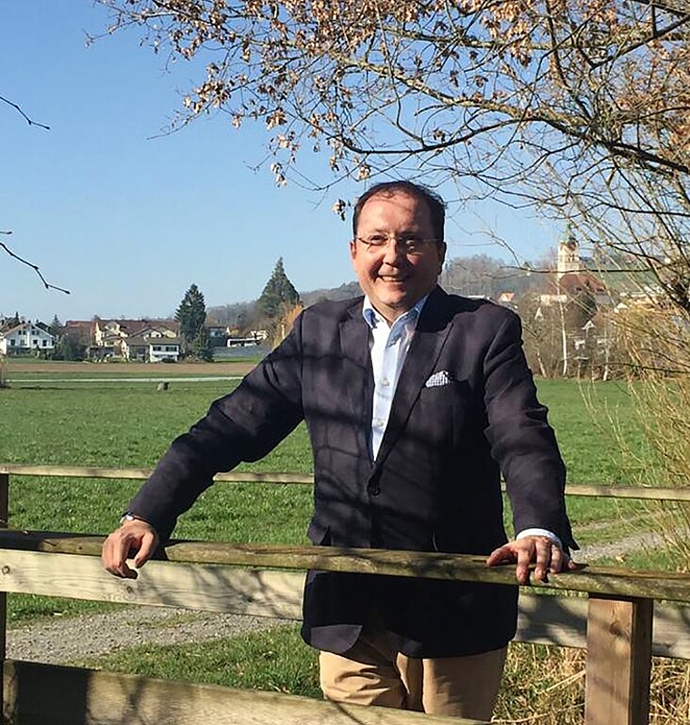 <em>Stolz auf die soliden Finanzen seiner Gemeinde: </em>Gemeindeammann Jörg Bruder vor dem Dorf Seengen. Foto: zvg
