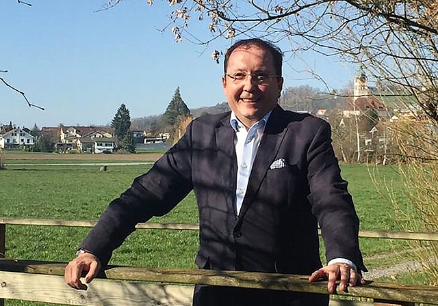 <em>Stolz auf die soliden Finanzen seiner Gemeinde: </em>Gemeindeammann Jörg Bruder vor dem Dorf Seengen. Foto: zvg